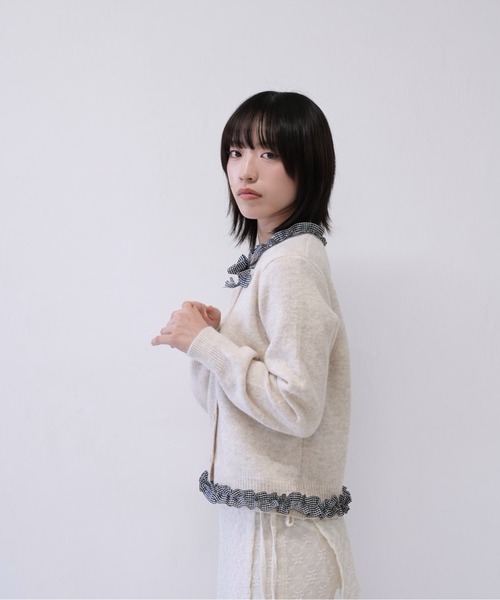 Uenui(ウニュイ)の「【 cunii 】フリル ギンガム チェック リボン ニット カーディガン レディース 長袖 フェミニン 韓国 風 ガーリー トップス(カーディガン/ボレロ・レディース・アイボリー/グレー・FREE)」の7枚目の写真
