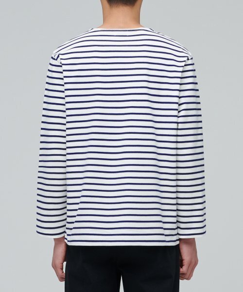 MUSINSA STANDARD（ムシンサスタンダード）の「ストライプボートネック長袖Tシャツ [アイボリー/ネイビー]（Tシャツ/カットソー・メンズ・その他・SMALL/MEDIUM/LARGE/XX-LARGE/X-LARGE）」の2枚目の写真