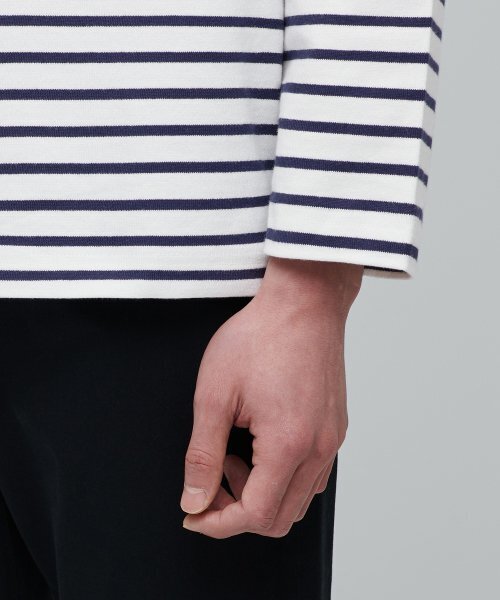 MUSINSA STANDARD（ムシンサスタンダード）の「ストライプボートネック長袖Tシャツ [アイボリー/ネイビー]（Tシャツ/カットソー・メンズ・その他・SMALL/MEDIUM/LARGE/XX-LARGE/X-LARGE）」の5枚目の写真