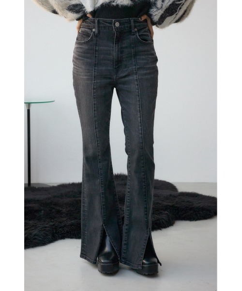 AZUL by moussy(アズールバイマウジー)の「【WEB限定】AZUL DENIM センターステッチスリットフレアデニム(デニムパンツ・レディース・ライトブラック/ブルー/ワンウォッシュ・LARGE/SMALL/MEDIUM)」の1枚目の写真