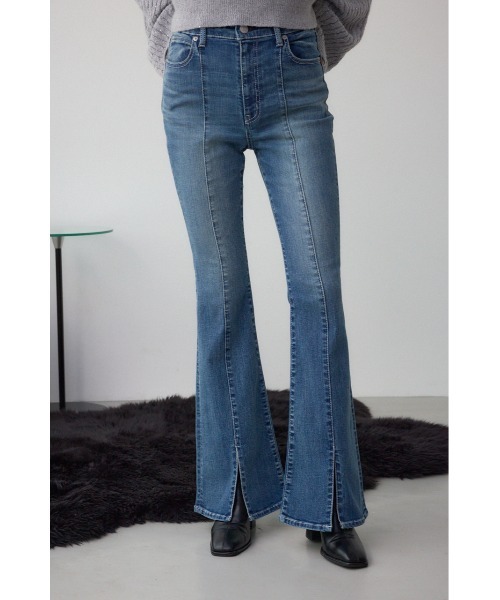 AZUL by moussy(アズールバイマウジー)の「【WEB限定】AZUL DENIM センターステッチスリットフレアデニム(デニムパンツ・レディース・ライトブラック/ブルー/ワンウォッシュ・LARGE/SMALL/MEDIUM)」の2枚目の写真