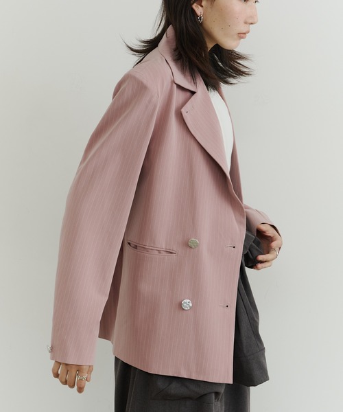 room153（ルームイチゴサン）の「ピンストライプパワーショルダージャケット（テーラードジャケット・レディース・グレイッシュベージュ/ピンク・FREE）」の2枚目の写真