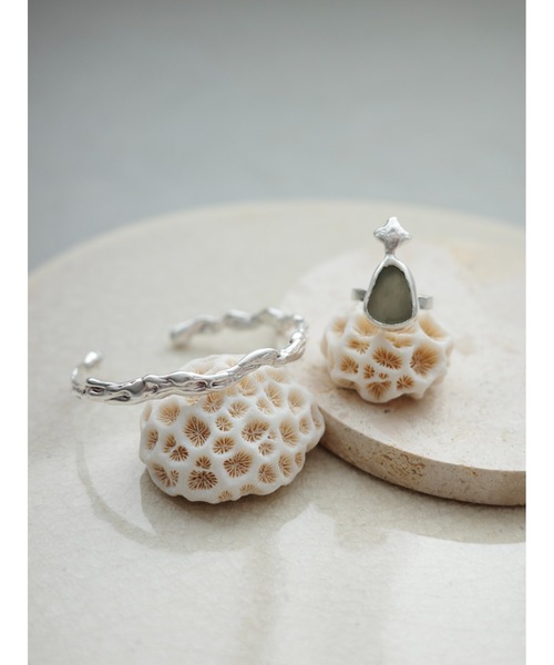 tone（トーン）の「【petit terre】シルバー925 candleバングル（バングル/リストバンド・レディース・シルバー・FREE）」の4枚目の写真