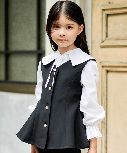 BeBe(ベベ)の「ダブルクロスパールボタンフレアベスト(ベスト・キッズ・ネイビー/ブラック・120cm/110cm/130cm/150cm/140cm)」の1枚目の写真
