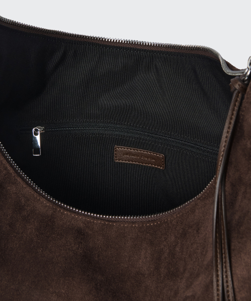 MUSINSA STANDARD WOMAN（ムシンサスタンダードウーマン）の「ウィメンズ シンセティックスウェード スラウチ ショルダーバッグ [ダークブラウン]（ショルダーバッグ・レディース・その他・FREE）」の6枚目の写真