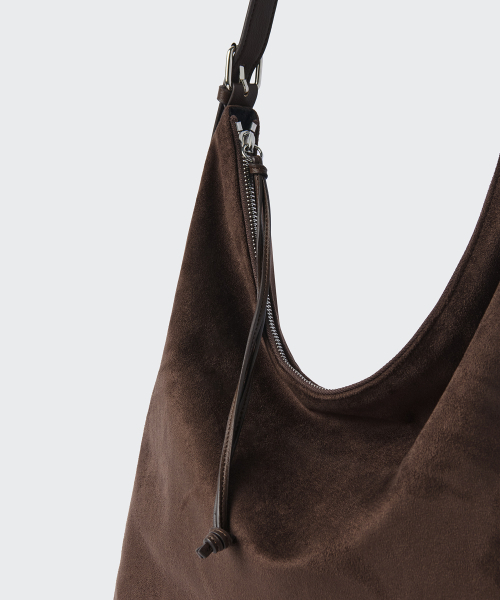 MUSINSA STANDARD WOMAN（ムシンサスタンダードウーマン）の「ウィメンズ シンセティックスウェード スラウチ ショルダーバッグ [ダークブラウン]（ショルダーバッグ・レディース・その他・FREE）」の7枚目の写真