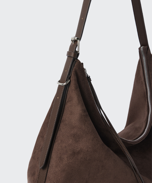 MUSINSA STANDARD WOMAN（ムシンサスタンダードウーマン）の「ウィメンズ シンセティックスウェード スラウチ ショルダーバッグ [ダークブラウン]（ショルダーバッグ・レディース・その他・FREE）」の8枚目の写真