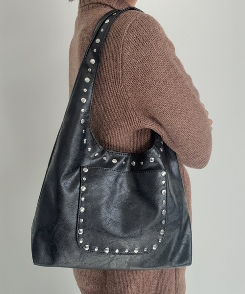 AUREN（オーレン）の「【ユニセックス】スタッズワンショルダーバッグ/軽量/カジュアル/モード（ショルダーバッグ・レディース・ホワイト/ブラック/ブラウン・FREE）」の2枚目の写真