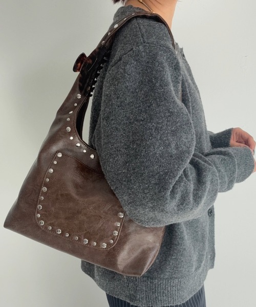 AUREN（オーレン）の「【ユニセックス】スタッズワンショルダーバッグ/軽量/カジュアル/モード（ショルダーバッグ・レディース・ホワイト/ブラック/ブラウン・FREE）」の4枚目の写真