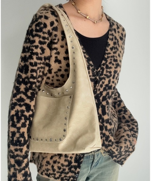 AUREN（オーレン）の「【ユニセックス】スタッズワンショルダーバッグ/軽量/カジュアル/モード（ショルダーバッグ・レディース・ホワイト/ブラック/ブラウン・FREE）」の6枚目の写真