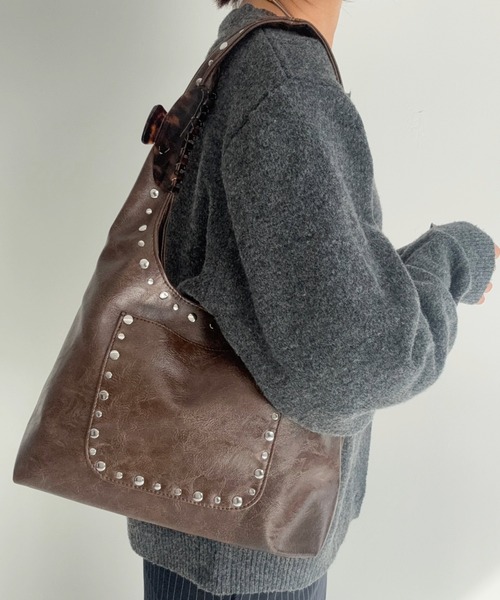 AUREN（オーレン）の「【ユニセックス】スタッズワンショルダーバッグ/軽量/カジュアル/モード（ショルダーバッグ・レディース・ホワイト/ブラック/ブラウン・FREE）」の13枚目の写真