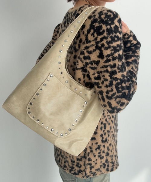 AUREN（オーレン）の「【ユニセックス】スタッズワンショルダーバッグ/軽量/カジュアル/モード（ショルダーバッグ・レディース・ホワイト/ブラック/ブラウン・FREE）」の14枚目の写真