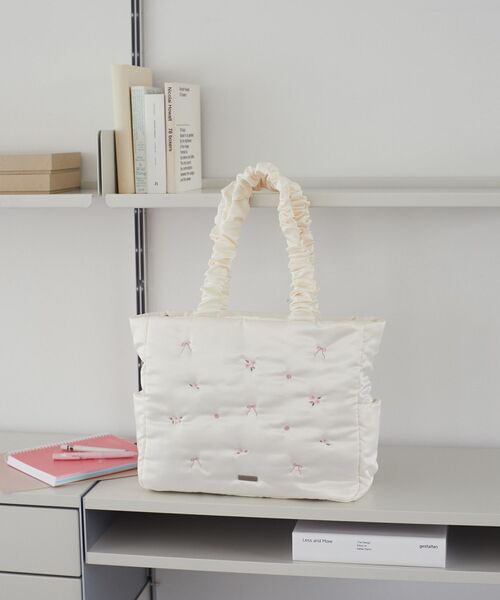 Maison de FLEUR(メゾンドフルール)の「ローズリボン刺繍パファートートバッグ(トートバッグ・レディース・アイボリー/ピンク・FREE)」の2枚目の写真