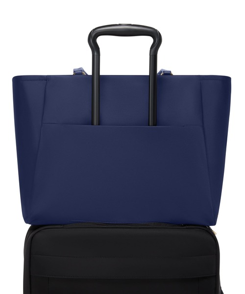 TUMI(トゥミ)の「VOYAGEUR 「ヴァレッタ」ラージ・トート(A4/PC15インチまで対応)(トートバッグ・レディース・インディゴブルー/ブラック×グレー/ブラック×ゴールド・FREE)」の12枚目の写真
