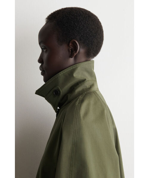 COS（コス）の「Aライン コットンツイルジャケット（その他アウター・レディース・カーキ・XS/S/M/L）」の4枚目の写真