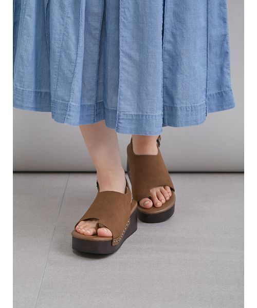 Mila Owen(ミラオーウェン)の「トングサンダル(サンダル・レディース・ダークブラウン/キャメル/イエロー・38/37/36)」の12枚目の写真