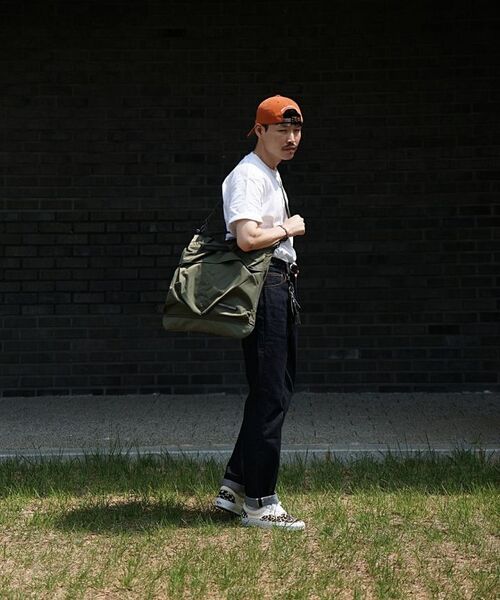 RAWROW（ロウロウ）の「シティワーカーPROヘルメットバッグ012[2カラー]（メッセンジャーバッグ・メンズ・ブラック/カーキ・FREE）」の5枚目の写真