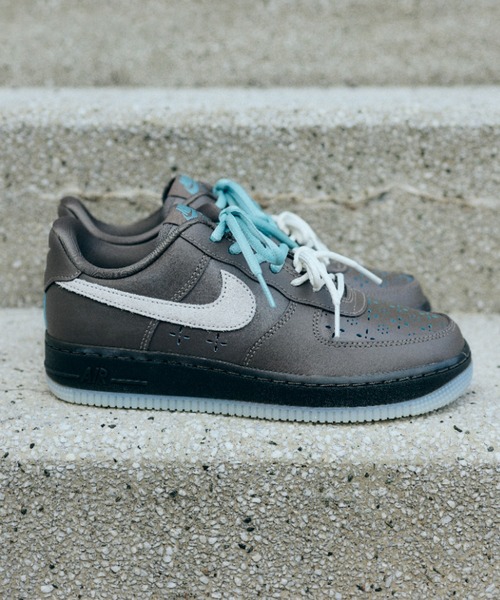 NIKE(ナイキ)の「W AIR FORCE 1 '07 LV8 FMME IR5690-256(スニーカー・レディース・グレー・24.0cm/29.0cm/28.5cm/28.0cm/27.5cm/27.0cm/26.5cm/26.0cm/25.5cm/25.0cm/24.5cm/23.5cm/23.0cm/22.5cm/22.0cm)」の2枚目の写真