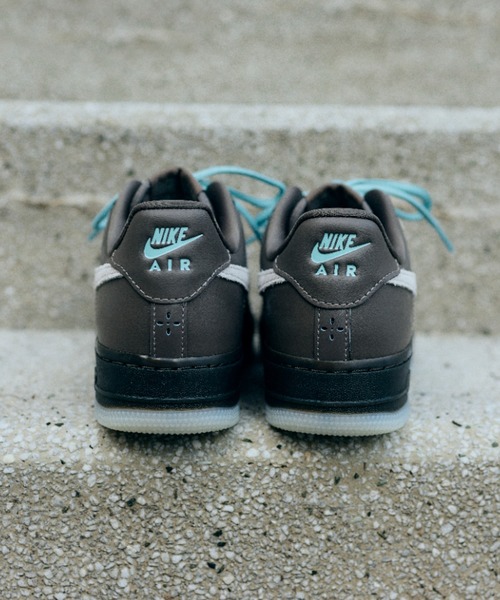 NIKE(ナイキ)の「W AIR FORCE 1 '07 LV8 FMME IR5690-256(スニーカー・レディース・グレー・24.0cm/29.0cm/28.5cm/28.0cm/27.5cm/27.0cm/26.5cm/26.0cm/25.5cm/25.0cm/24.5cm/23.5cm/23.0cm/22.5cm/22.0cm)」の3枚目の写真