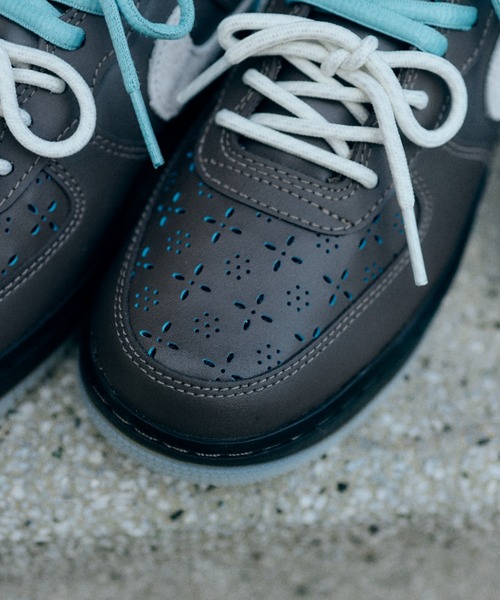 NIKE(ナイキ)の「W AIR FORCE 1 '07 LV8 FMME IR5690-256(スニーカー・レディース・グレー・24.0cm/29.0cm/28.5cm/28.0cm/27.5cm/27.0cm/26.5cm/26.0cm/25.5cm/25.0cm/24.5cm/23.5cm/23.0cm/22.5cm/22.0cm)」の5枚目の写真