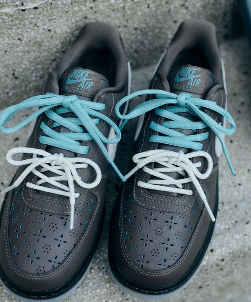 NIKE(ナイキ)の「W AIR FORCE 1 '07 LV8 FMME IR5690-256(スニーカー・レディース・グレー・24.0cm/29.0cm/28.5cm/28.0cm/27.5cm/27.0cm/26.5cm/26.0cm/25.5cm/25.0cm/24.5cm/23.5cm/23.0cm/22.5cm/22.0cm)」の4枚目の写真