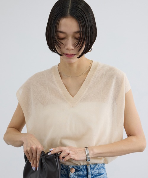 SALON adam et rope'（サロン アダム エ ロペ）の「コットンリネンシアーVネックベスト（ベスト・レディース・ブラック/オレンジ系その他/ベージュ・FREE）」の2枚目の写真