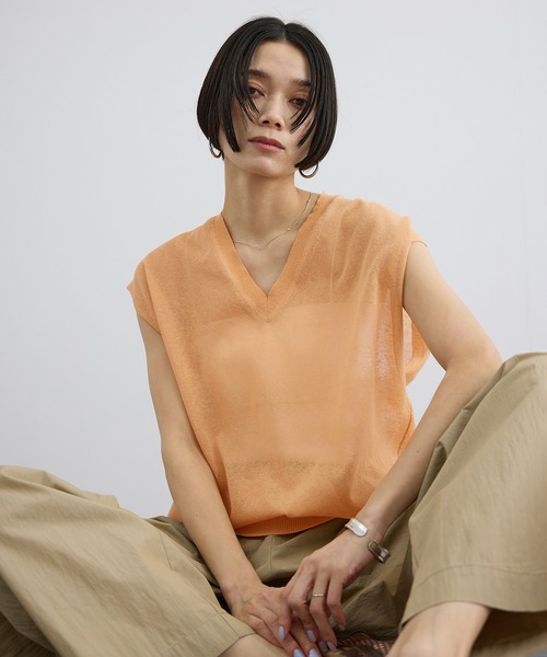 SALON adam et rope'（サロン アダム エ ロペ）の「コットンリネンシアーVネックベスト（ベスト・レディース・ブラック/オレンジ系その他/ベージュ・FREE）」の3枚目の写真