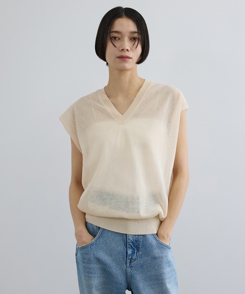 SALON adam et rope'（サロン アダム エ ロペ）の「コットンリネンシアーVネックベスト（ベスト・レディース・ブラック/オレンジ系その他/ベージュ・FREE）」の4枚目の写真