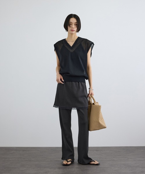 SALON adam et rope'（サロン アダム エ ロペ）の「コットンリネンシアーVネックベスト（ベスト・レディース・ブラック/オレンジ系その他/ベージュ・FREE）」の5枚目の写真