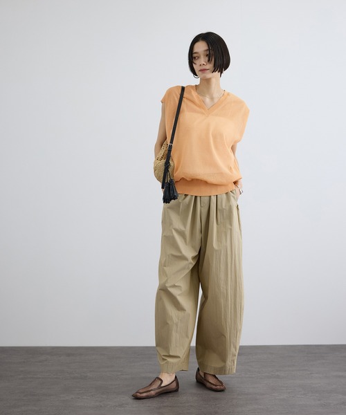 SALON adam et rope'（サロン アダム エ ロペ）の「コットンリネンシアーVネックベスト（ベスト・レディース・ブラック/オレンジ系その他/ベージュ・FREE）」の7枚目の写真