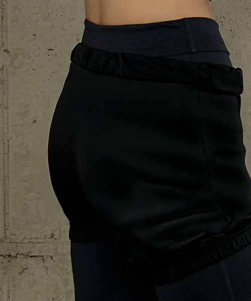 DEVIWEAR(デヴィウェア)の「シマー ウォームアップ パンプキン ショーツ DEVI-B0095-ブラック(その他パンツ・レディース・ブラック・SMALL/MEDIUM/LARGE)」の5枚目の写真