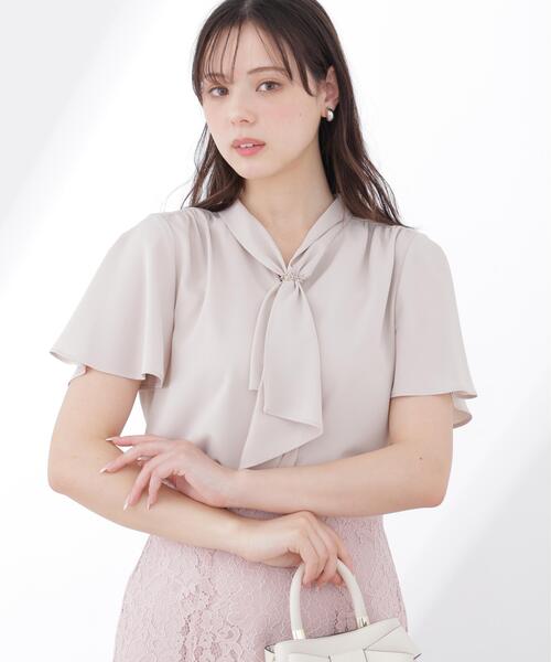 PROPORTION BODY DRESSING(プロポーションボディドレッシング)の「チェーン付きフリルタイブラウス / 1216110501(シャツ/ブラウス・レディース・グレー/ホワイト/ネイビー・MEDIUM/SMALL)」の2枚目の写真