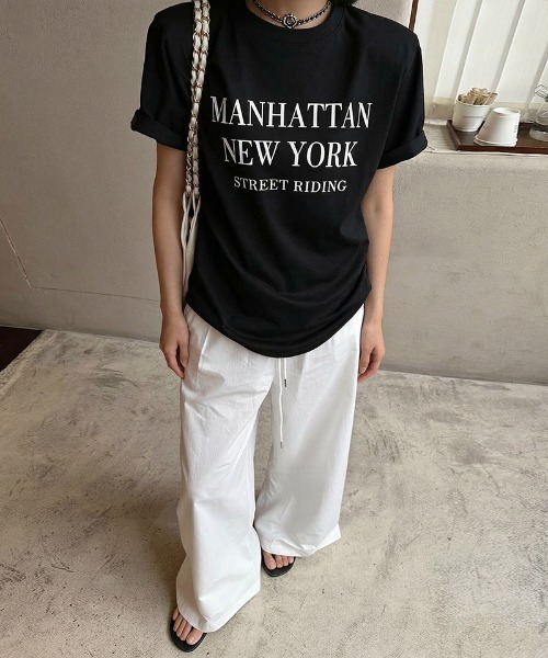 COCOMOMO(ココモモ)の「一枚でこなれる。抜け感たっぷりアソートロゴTシャツ ロゴTシャツ オーバーサイズTシャツ ロゴ Tシャツ 半袖 オーバーサイズ トップス カットソー ロゴT 春服 夏服(Tシャツ/カットソー・レディース・ホワイト/グレー/ブラック・FREE)」の2枚目の写真