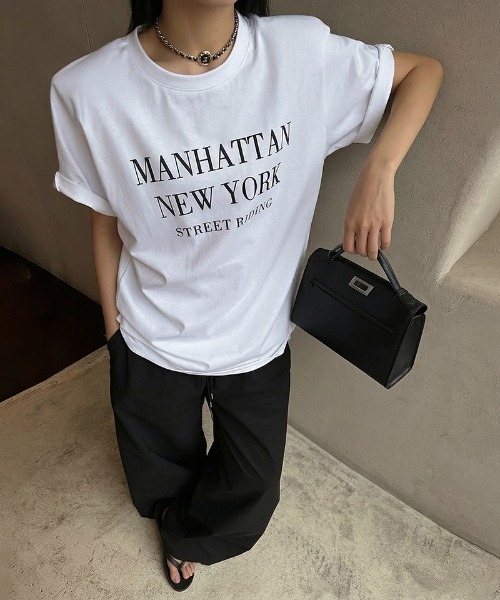 COCOMOMO(ココモモ)の「一枚でこなれる。抜け感たっぷりアソートロゴTシャツ ロゴTシャツ オーバーサイズTシャツ ロゴ Tシャツ 半袖 オーバーサイズ トップス カットソー ロゴT 春服 夏服(Tシャツ/カットソー・レディース・ホワイト/グレー/ブラック・FREE)」の4枚目の写真