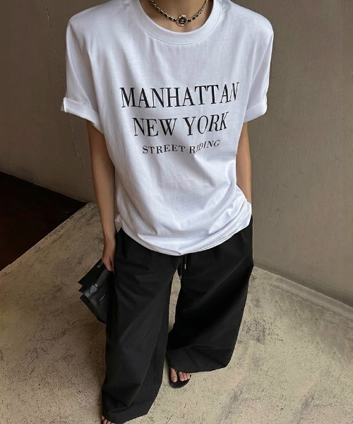 COCOMOMO(ココモモ)の「一枚でこなれる。抜け感たっぷりアソートロゴTシャツ ロゴTシャツ オーバーサイズTシャツ ロゴ Tシャツ 半袖 オーバーサイズ トップス カットソー ロゴT 春服 夏服(Tシャツ/カットソー・レディース・ホワイト/グレー/ブラック・FREE)」の5枚目の写真