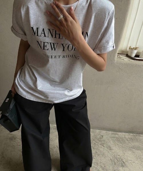COCOMOMO(ココモモ)の「一枚でこなれる。抜け感たっぷりアソートロゴTシャツ ロゴTシャツ オーバーサイズTシャツ ロゴ Tシャツ 半袖 オーバーサイズ トップス カットソー ロゴT 春服 夏服(Tシャツ/カットソー・レディース・ホワイト/グレー/ブラック・FREE)」の10枚目の写真
