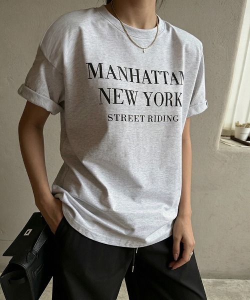 COCOMOMO(ココモモ)の「一枚でこなれる。抜け感たっぷりアソートロゴTシャツ ロゴTシャツ オーバーサイズTシャツ ロゴ Tシャツ 半袖 オーバーサイズ トップス カットソー ロゴT 春服 夏服(Tシャツ/カットソー・レディース・ホワイト/グレー/ブラック・FREE)」の11枚目の写真