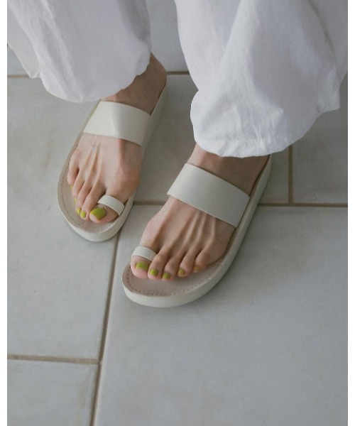 anuke(アンヌーク)の「Ecoleather Belt Sandals 62611006(サンダル・レディース・オフホワイト/ブラック・37/38/36)」の1枚目の写真