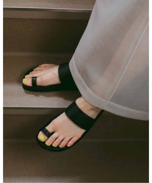 anuke(アンヌーク)の「Ecoleather Belt Sandals 62611006(サンダル・レディース・オフホワイト/ブラック・37/38/36)」の2枚目の写真