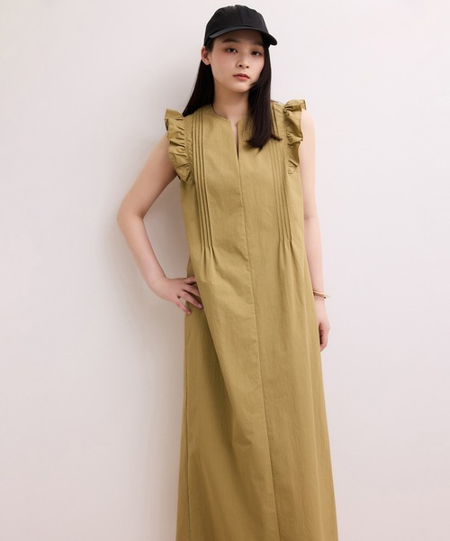 ADAM ET ROPE'(アダムエロペ)の「【WEB限定】フリルショルダーワンピース(ワンピース・レディース・ベージュ/ブラック・36/38)」の2枚目の写真