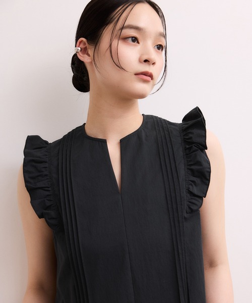 ADAM ET ROPE'(アダムエロペ)の「【WEB限定】フリルショルダーワンピース(ワンピース・レディース・ベージュ/ブラック・36/38)」の12枚目の写真