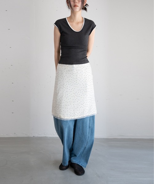 hwyl(ヒュイル)の「ミニドット柄 ミディ丈スカート(スカート・レディース・ホワイト/ブラック・SMALL/MEDIUM)」の1枚目の写真