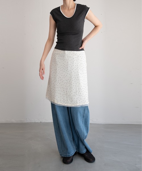 hwyl(ヒュイル)の「ミニドット柄 ミディ丈スカート(スカート・レディース・ホワイト/ブラック・SMALL/MEDIUM)」の7枚目の写真