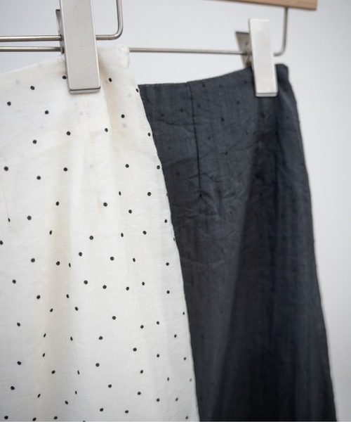 hwyl(ヒュイル)の「ミニドット柄 ミディ丈スカート(スカート・レディース・ホワイト/ブラック・SMALL/MEDIUM)」の21枚目の写真