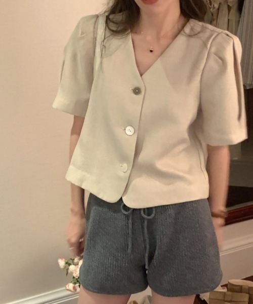 FAVORITO(ファヴォリート)の「Vネックパフスリーブショートジャケット(ノーカラージャケット・レディース・ベージュ・F)」の15枚目の写真