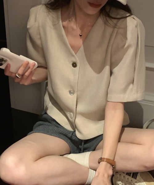 FAVORITO(ファヴォリート)の「Vネックパフスリーブショートジャケット(ノーカラージャケット・レディース・ベージュ・F)」の20枚目の写真