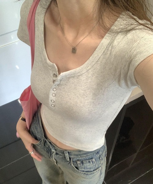 GLAMOROUS JANE（グラマラスジェーン）の「ヘンリーネッククロップド丈パット付Tシャツ（Tシャツ/カットソー・レディース・チャコールグレー/杢グレー/ブラック/カーキ/ホワイト・FREE）」の5枚目の写真