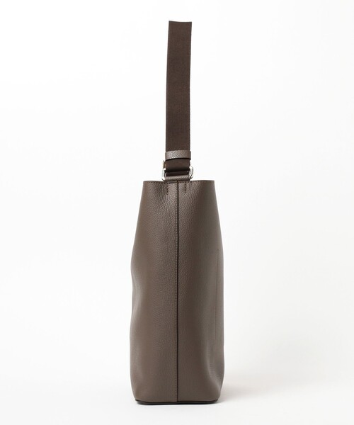 BEAMS F（ビームスエフ）の「【別注】Daniel & Bob / ETTORE レザー ショルダーバッグ（トートバッグ・メンズ・カーキ・ONE SIZE）」の2枚目の写真