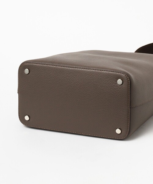 BEAMS F（ビームスエフ）の「【別注】Daniel & Bob / ETTORE レザー ショルダーバッグ（トートバッグ・メンズ・カーキ・ONE SIZE）」の4枚目の写真
