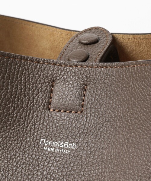 BEAMS F（ビームスエフ）の「【別注】Daniel & Bob / ETTORE レザー ショルダーバッグ（トートバッグ・メンズ・カーキ・ONE SIZE）」の5枚目の写真